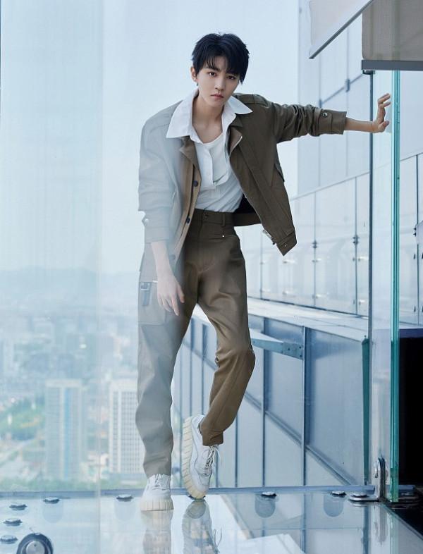 王俊凱氣質真挺好，簡約黑白穿搭難掩帥氣值，好似“小說男主角”