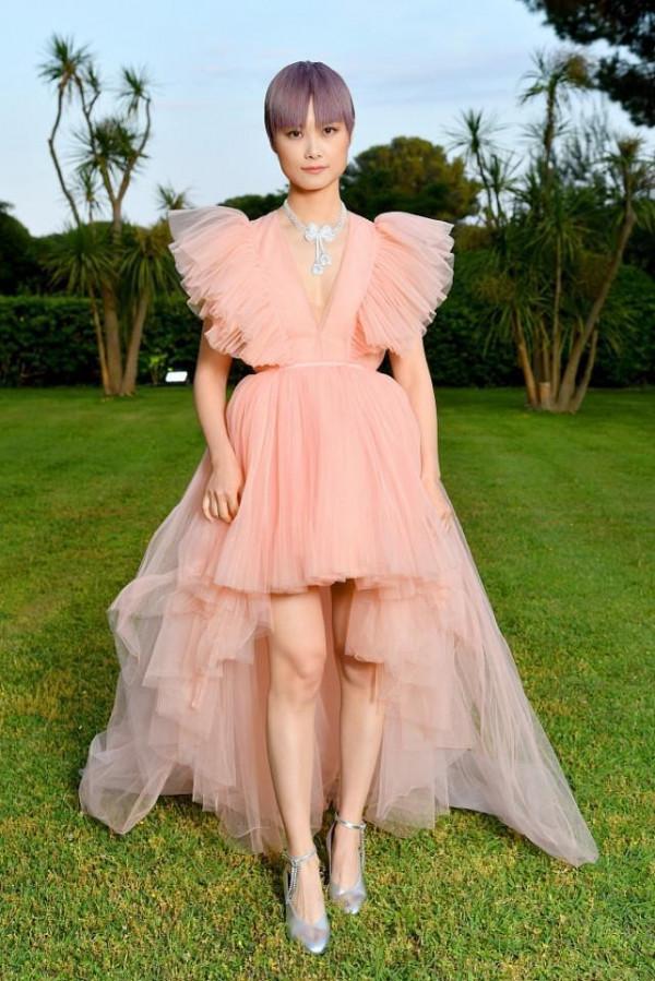 李宇春越來越有氣質了，馬甲西裝疊穿粉裙，俏皮時尚還高階
