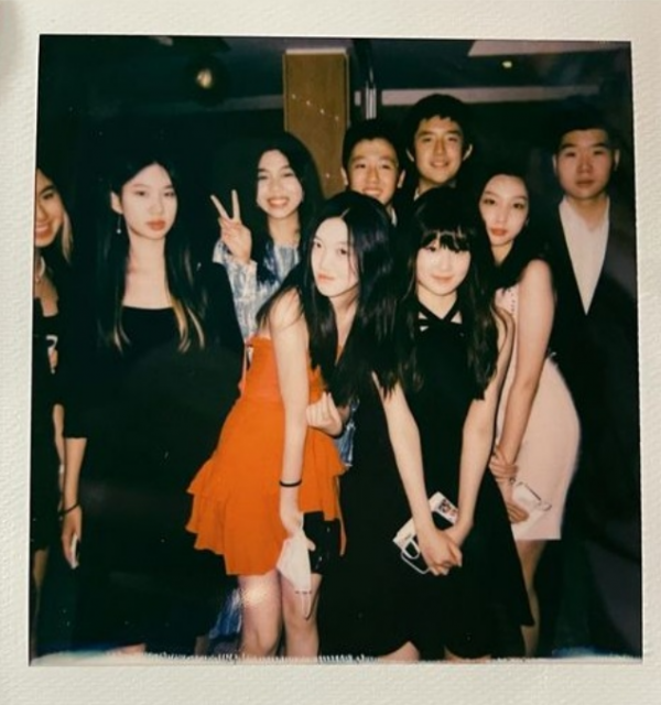 15歲李嫣氣質趕超王菲！穿吊帶衫大秀纖細身材，顏值徹底大變化