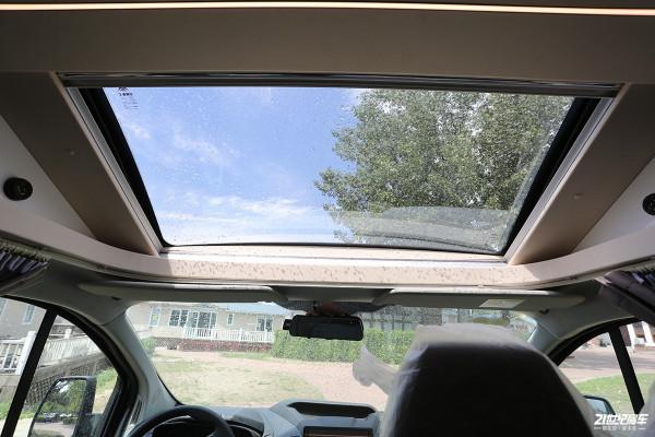 不懼限高！美女初體驗高度只有2米4的宇通福特B型房車