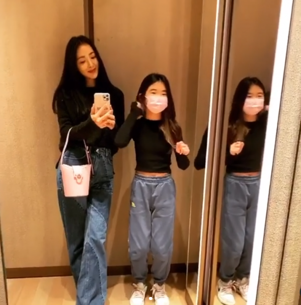 曹格11歲女兒近照引發關注！化濃妝衣著成熟，氣場強大模特範十足