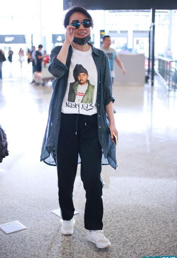 閆妮回到農村宣傳，無修飾的容顏臉寬皮皺，是地地道道的老阿姨