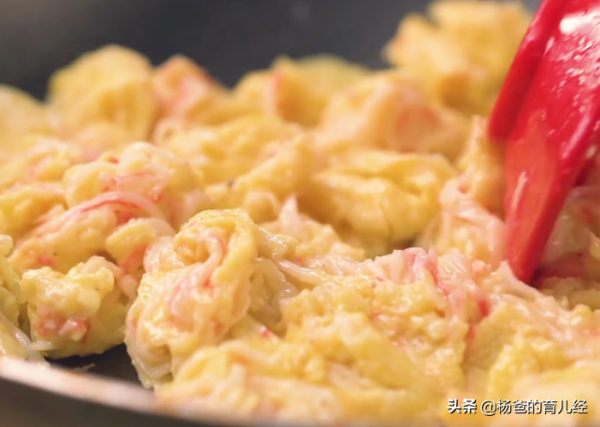 居家分享蟹柳滑蛋的簡單做法,甜鮮味美又營養,家中孩子特愛吃 居家分享蟹柳滑蛋的簡單做法,甜鮮味美又營養,家中孩子特愛吃