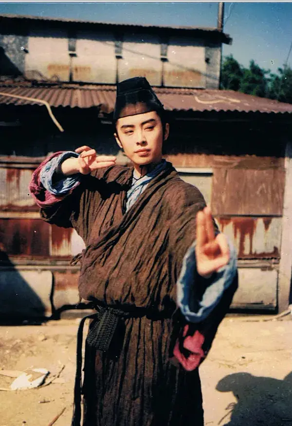 30年前在片場的王祖賢(多圖),躺在懷裡的那張可太美了 30年前在片場的王祖賢(多圖),躺在懷裡的那張可太美了