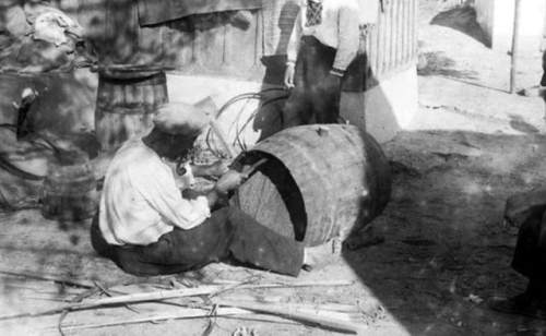 12歲少年被賣國外，娶白人美女，今後代800多人，形成“中國村”