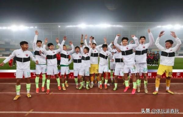 恭喜！前天才國腳成教練1年就率隊奪冠，19歲時已成中超球隊隊長