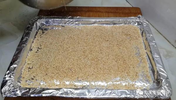 芝麻糯米粉這樣做，大勺一攪，做出好吃的軟糖片，平時待客全靠它