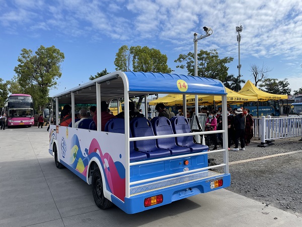 坐上觀光車和家人過臘八-現代化和傳承「五菱」