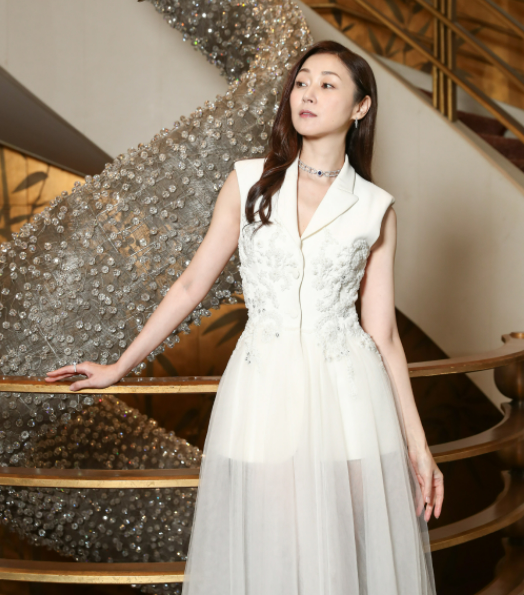 50歲的她，宛如20歲少女，如何做到的？分享保養方法給你，學起來