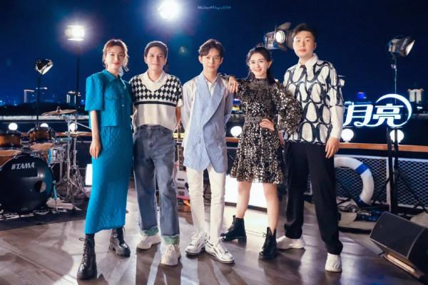 衛視中秋晚會明星造型:張碧晨人魚裙仙氣足,戚薇蓬蓬袖誇張 衛視中秋晚會明星造型:張碧晨人魚裙仙氣足,戚薇蓬蓬袖誇張