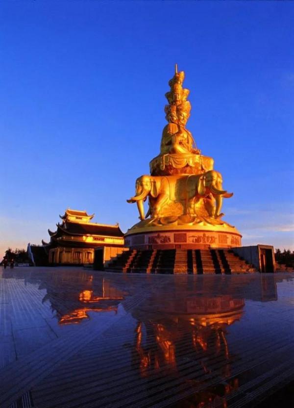 大美峨眉山 雲霧繚繞 仙氣飄飄