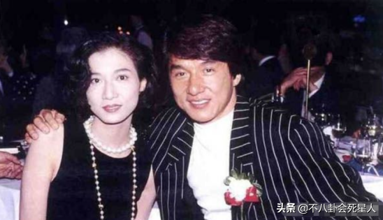 同爸不同命的星二代，成龍兒子開百萬豪車，女兒住百元賓館