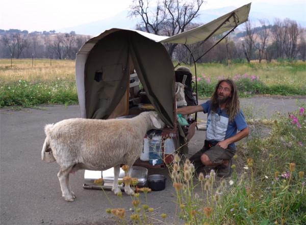 他住在2㎡破舊三輪車中，養4只羊為伴，邊牧羊邊流浪轉眼已過12年