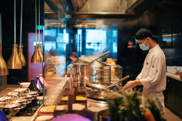 住進愛馬仕橙的房間，躺在高空看海景