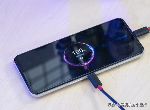 從5299跌至3199元，18GB+256GB+5500mAh，144Hz高階旗艦加速退場