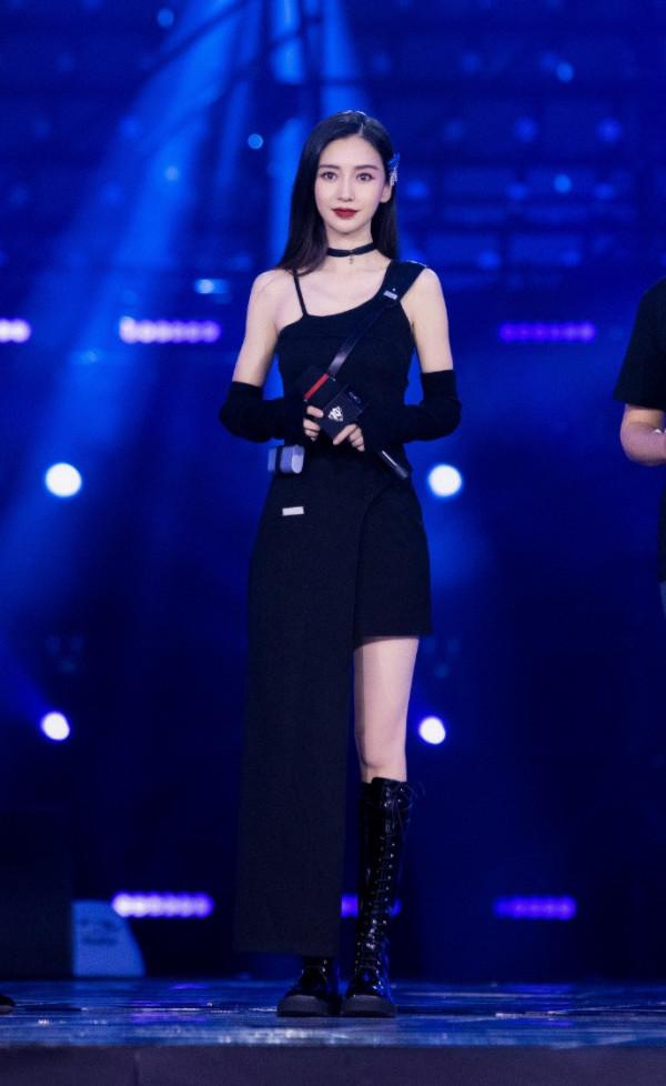 楊穎造型太獨特,不規則短裙配騎士靴很吸睛,一般人還真難駕馭 楊穎造型太獨特,不規則短裙配騎士靴很吸睛,一般人還真難駕馭