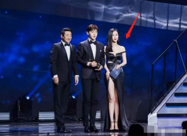 輕則受凍、重則進醫院，為了走紅毯，明星們都“卷”成啥樣了？