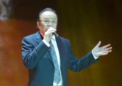 “德藝雙馨”楊洪基：31歲娶初戀，53歲走紅，一輩子不接廣告