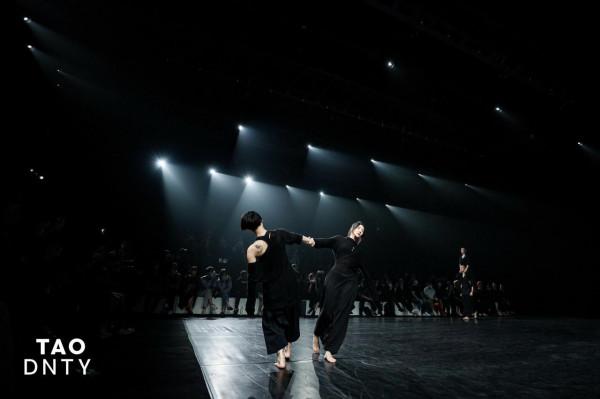 魔性舞蹈引發全網模仿,阿朵:大家已經超越了我丨專訪 魔性舞蹈引發全網模仿,阿朵:大家已經超越了我丨專訪