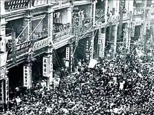 組建裝甲兵部隊時,毛主席指著身邊一人說:他是我們裝甲兵之父 組建裝甲兵部隊時,毛主席指著身邊一人說:他是我們裝甲兵之父