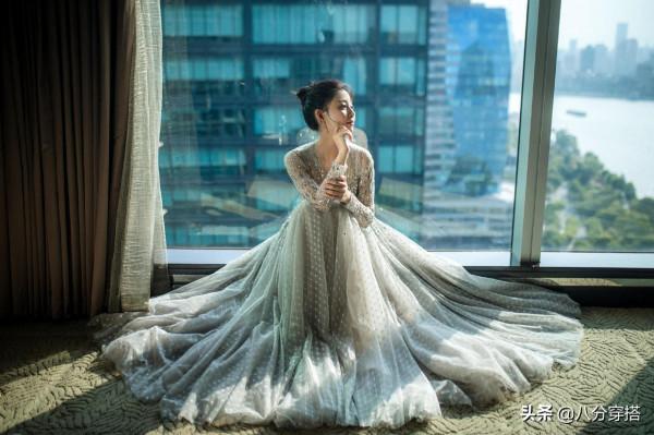 殷桃真是優雅到骨子裡了,穿V領禮服華麗高貴,扎丸子頭更顯俏皮 殷桃真是優雅到骨子裡了,穿V領禮服華麗高貴,扎丸子頭更顯俏皮