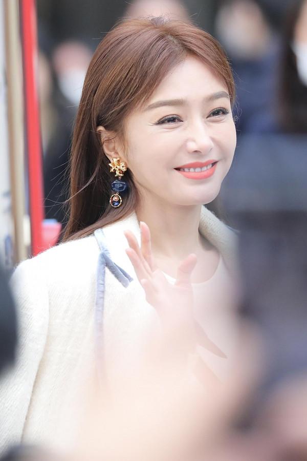 秦嵐現身成都出席站臺活動,一襲白色長裙知性優雅 秦嵐現身成都出席站臺活動,一襲白色長裙知性優雅