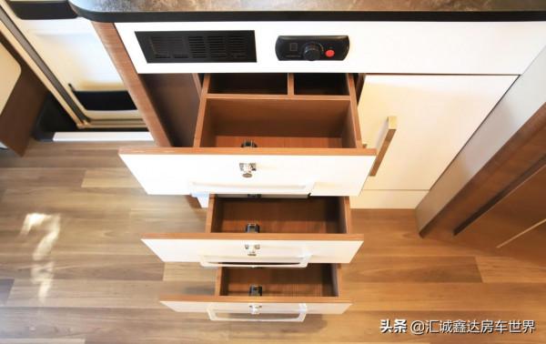 3.0T8AT動力，6座大空間，​帶多種智慧和大床，宇通高配房車來了