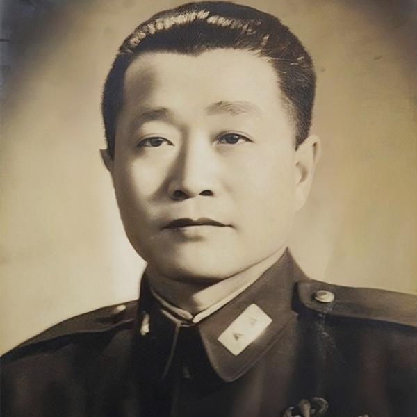 突圍前軍長突然失蹤,令5.6萬大軍全線崩潰,卻被我軍授中將軍銜 突圍前軍長突然失蹤,令5.6萬大軍全線崩潰,卻被我軍授中將軍銜