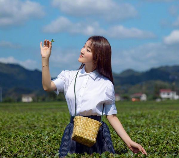 楊鈺瑩真是“逆生長”,白襯衫+裙子造型像學生,50歲保養得很好 楊鈺瑩真是“逆生長”,白襯衫+裙子造型像學生,50歲保養得很好