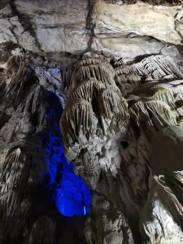 貴州織金洞裡的鐘乳石美極了