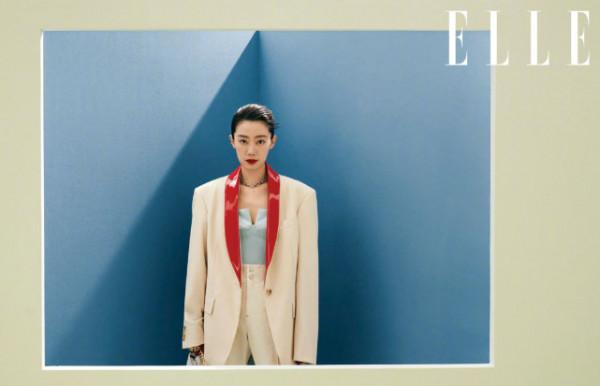 張小斐職場造型太開掛！穿西裝演繹女總裁範，整個人氣場變化太大