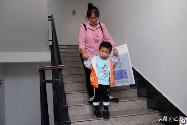 雲南一對雙胞胎兄弟，弟弟比哥哥晚1小時出生，誰料命運差之千里