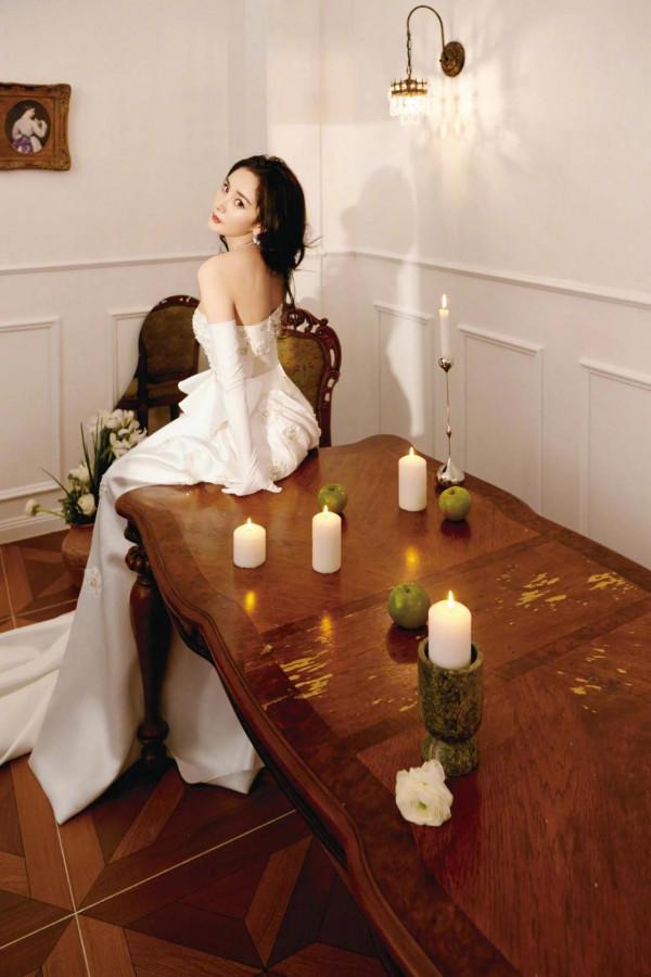 楊冪活動盛典造型大片 身穿白色禮服 搭配華美珠寶 優雅迷人的美冪