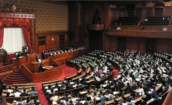 中國航母穿越宮古海峽，東京當局感到焦慮？反華路上狠踩急剎車