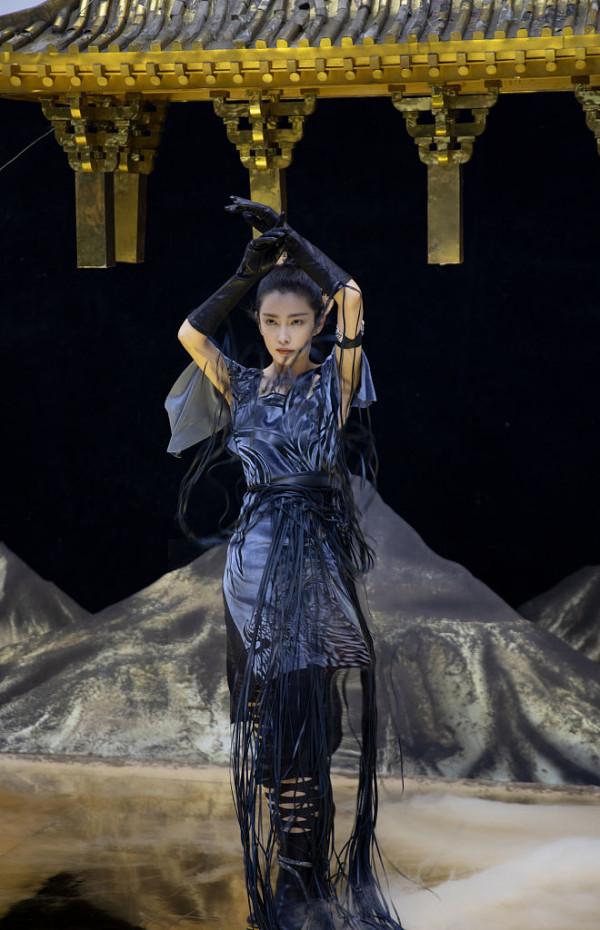 李冰冰秋日巾幗大片大氣磅礴 身披戰甲氣勢滿分