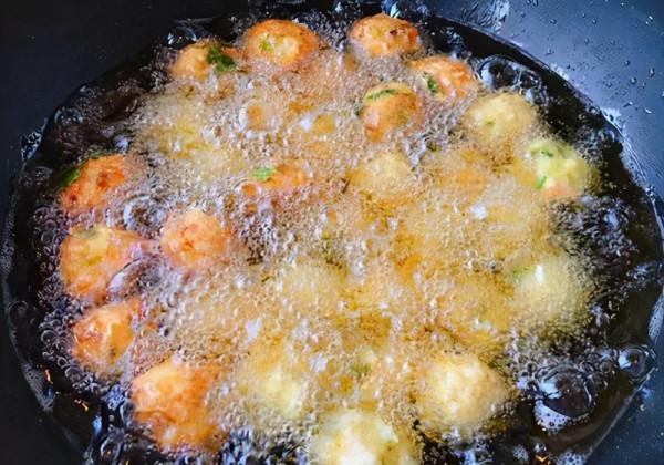 炸丸子時，切記不要加麵粉和澱粉！教你正確做法，外酥裡嫩不吸油