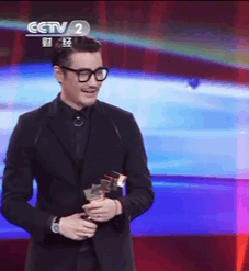 胡兵榮獲2021時尚傑出成就獎,主持人尼格買提:你怎麼不會老 胡兵榮獲2021時尚傑出成就獎,主持人尼格買提:你怎麼不會老