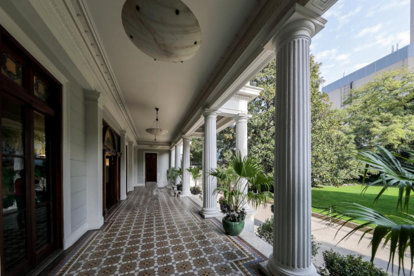 在上海有一棟鑲金的別墅是什麼樣的體驗？