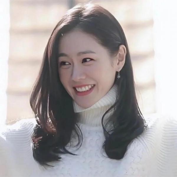 孫藝珍:她的美麗無法用語言來表達 孫藝珍:她的美麗無法用語言來表達