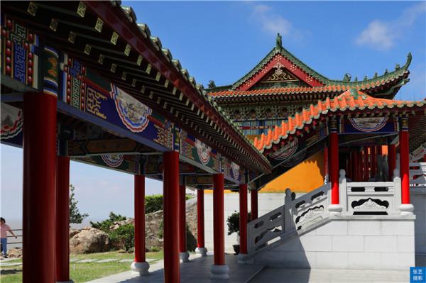 國內第一所海邊懸崖寺廟，三面環海景色極佳，被譽為陽江小故宮