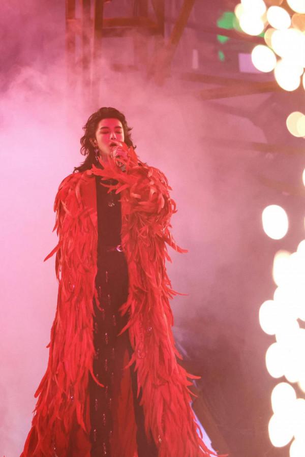 紅色因他而紅，紅詮釋了他的輕狂與愛意張揚，紅與華晨宇絕配