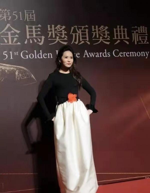 伊能靜攜秦昊同臺秀恩愛,打扮時髦臉卻有點僵硬,看著顯年齡差距 伊能靜攜秦昊同臺秀恩愛,打扮時髦臉卻有點僵硬,看著顯年齡差距