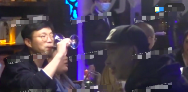 眾星現身烏鎮聚會,何炅當場喝醉抱著周迅痛哭,黃磊忙在一旁安慰 眾星現身烏鎮聚會,何炅當場喝醉抱著周迅痛哭,黃磊忙在一旁安慰