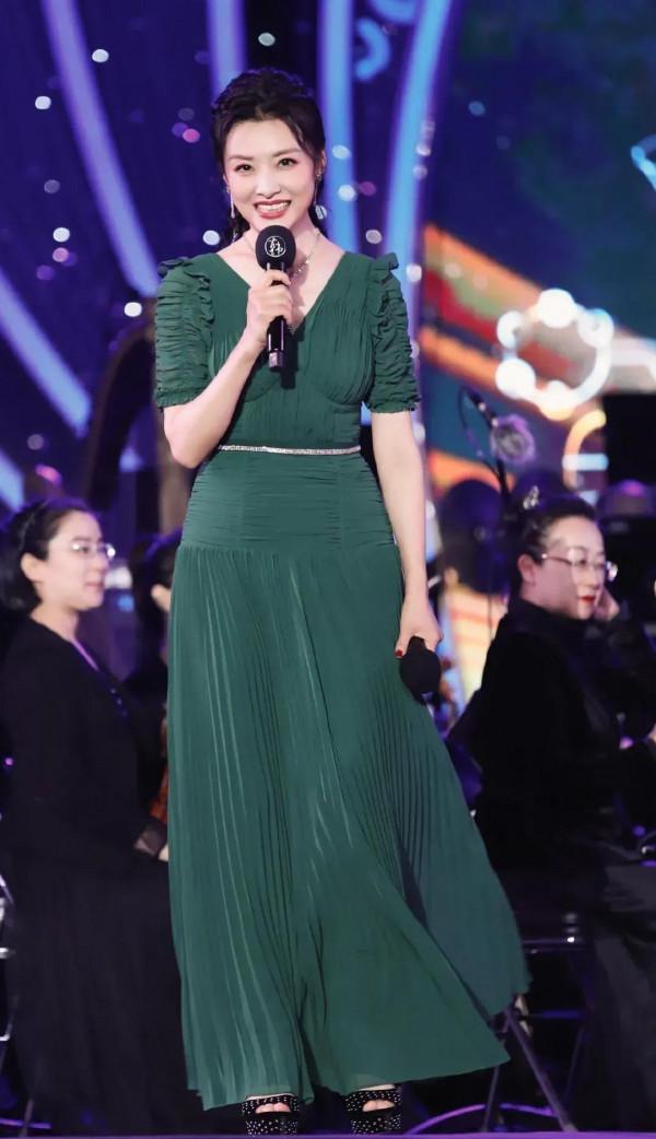 曾經央視一姐周濤美麗大方氣質高雅,驚鴻一瞥令人心動不已 曾經央視一姐周濤美麗大方氣質高雅,驚鴻一瞥令人心動不已