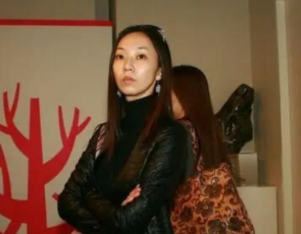 罕見!侯耀文大女兒露面,41歲氣質出眾,穿旗袍與郭德綱于謙同框 罕見!侯耀文大女兒露面,41歲氣質出眾,穿旗袍與郭德綱于謙同框