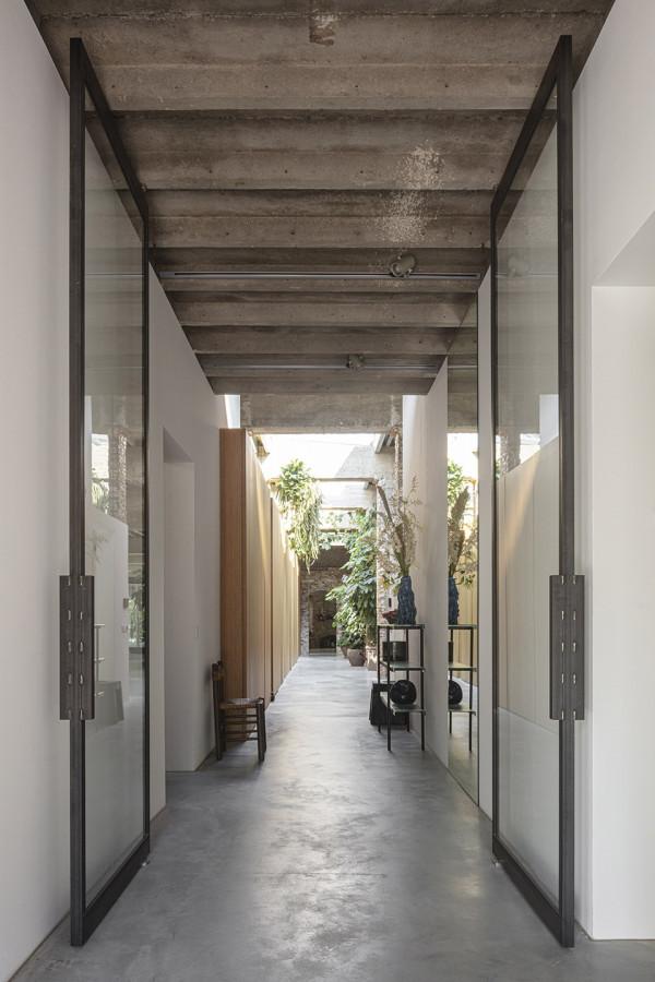 破舊的體育大樓改造成私人住宅:新與舊的碰撞 破舊的體育大樓改造成私人住宅:新與舊的碰撞