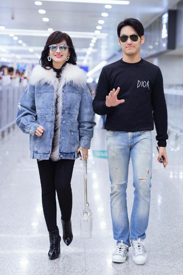 趙雅芝帶著兒子走機場,同穿牛仔裝不像母子像情侶,這顏值配一臉 趙雅芝帶著兒子走機場,同穿牛仔裝不像母子像情侶,這顏值配一臉