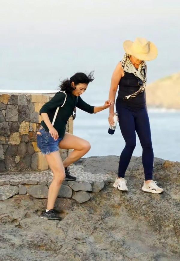 53歲鄧文迪狀態太好啦！穿休閒裝不忘秀美腿，面板白皙細膩惹人羨