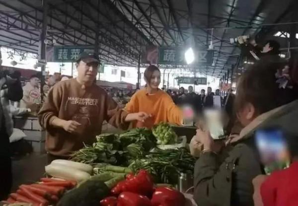 47歲黃渤現身小鎮菜市場,賣橙子動作熟練,佟麗婭氣質太出眾 47歲黃渤現身小鎮菜市場,賣橙子動作熟練,佟麗婭氣質太出眾