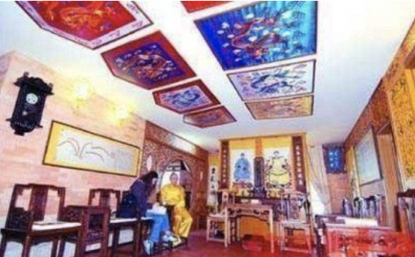 他自稱溥儀堂弟，穿黃衣、束清辮，為保留祖先傳統，向國家要故宮